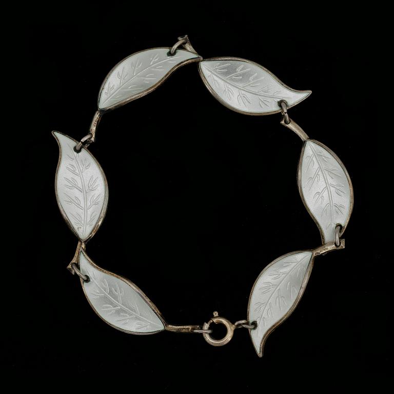 HALSBAND, ARMBAND, ÖRHÄNGEN, ett par samt BROSCH, sterlingsilver och emalj, Norge, 1900-tal. Vikt 48 G.