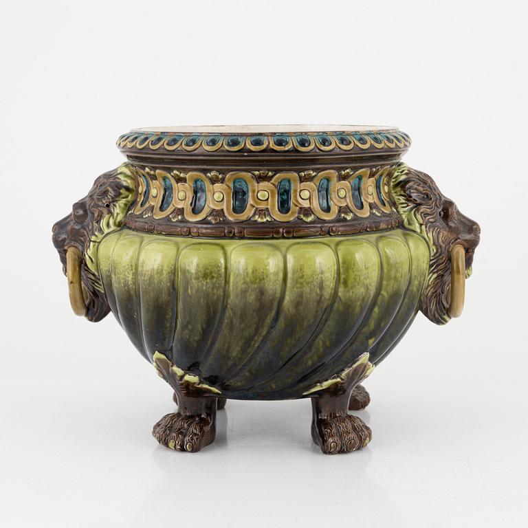 A majolica flower pot, late 19th century.