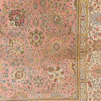 A Tbriz carpet of Safavid 'vase' design, approx. 397x295 cm.