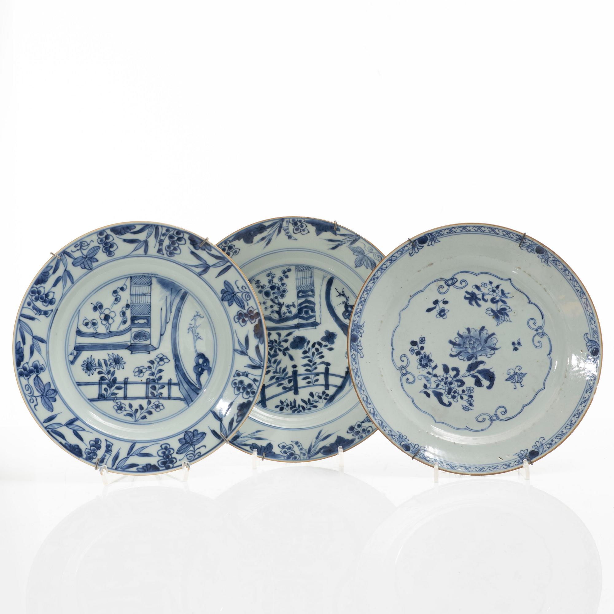 Tallrikar, tre stycken, porslin, Kina, Qingdynastin, Qianlong (1736-95).