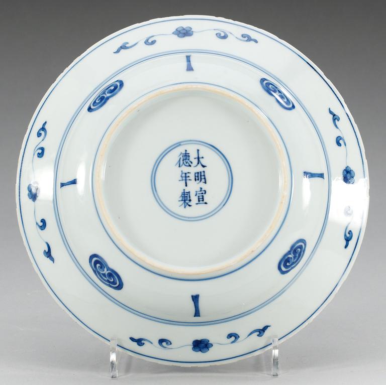A blue and white plate, Qing dynasty, 18th cent.
