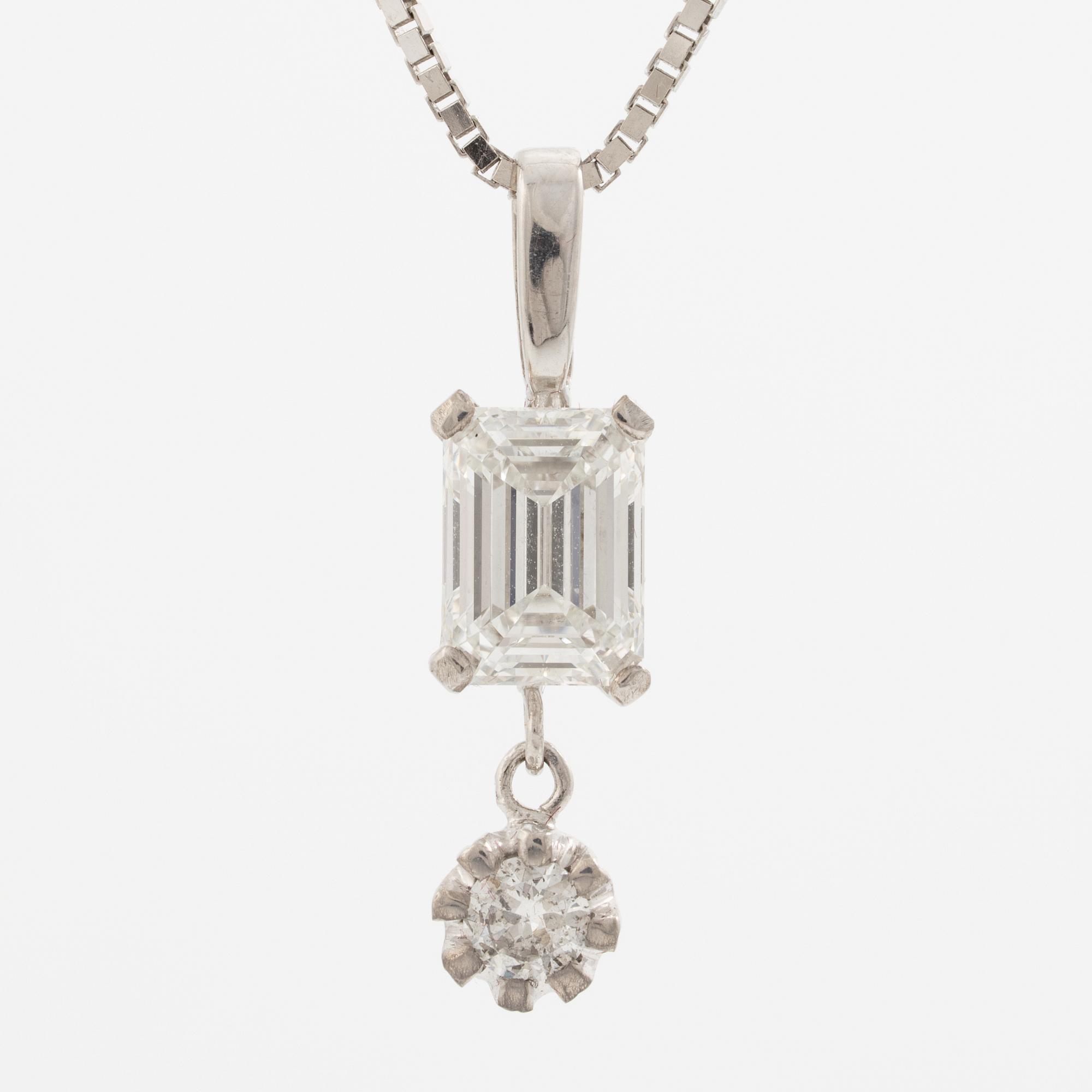 Hänge, 18K vitguld med smaragdslipad diamant samt mindre briljantslipad diamant, kedja 18K vitguld.
