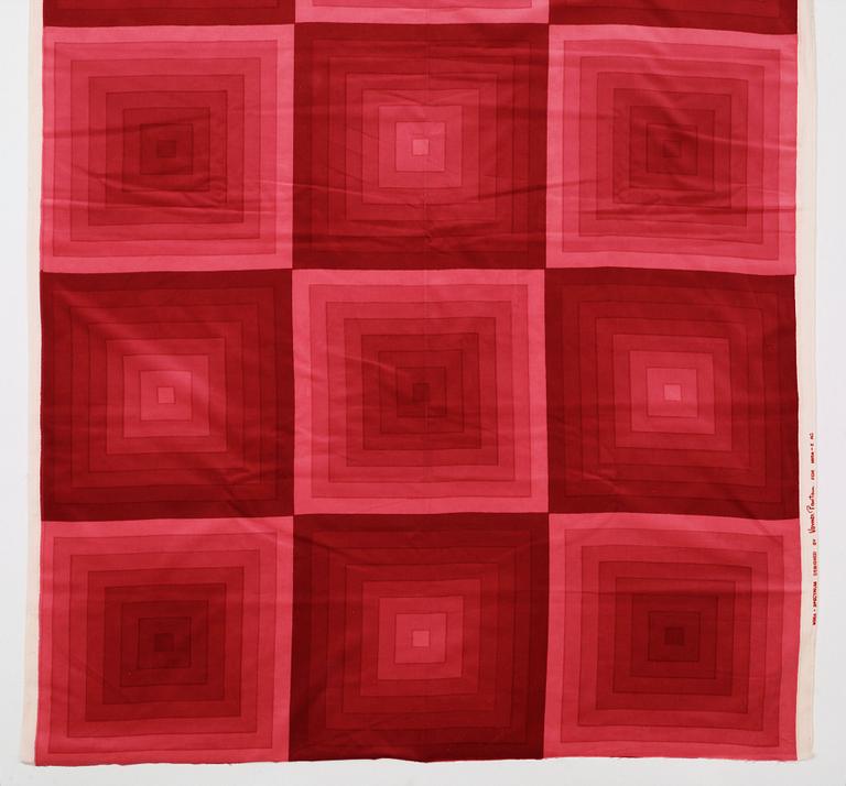 Verner Panton, GARDINLÄNGD, TYG OCH PROVBITAR, 6 ST. Bomullsvelour. Olika mörk- till ljusröda nyanser och mönster. Verner Panton.