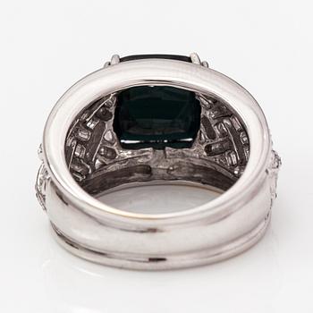 Ring, 14K vitguld, mörk grön turmalin ca 7.38 ct och diamanter ca 0.42 ct tot enligt certifikat.