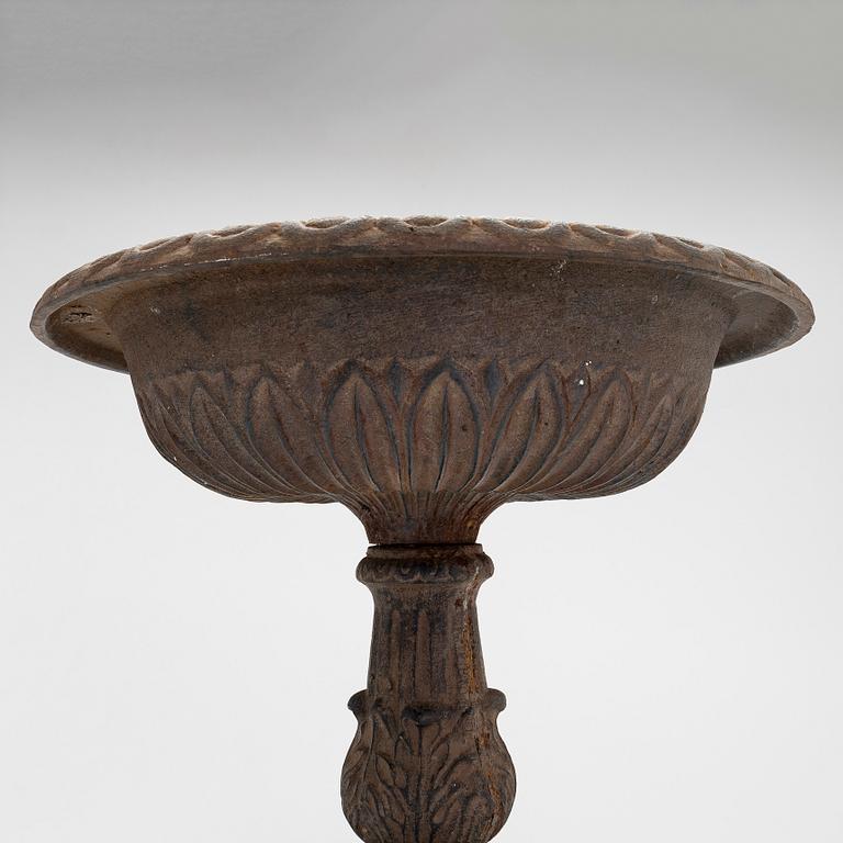 A cast iron bird bath 19th/20th century.