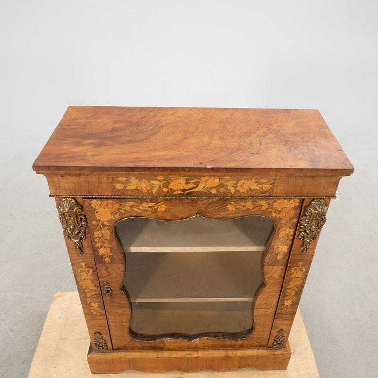 Vitrinskåp, Louis XV-stil, 1900-talets första hälft.