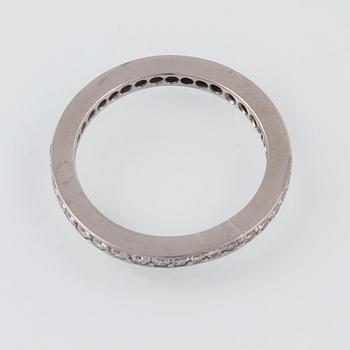 RING, platina med briljantslipade diamanter. Vikt 10,2 gram.