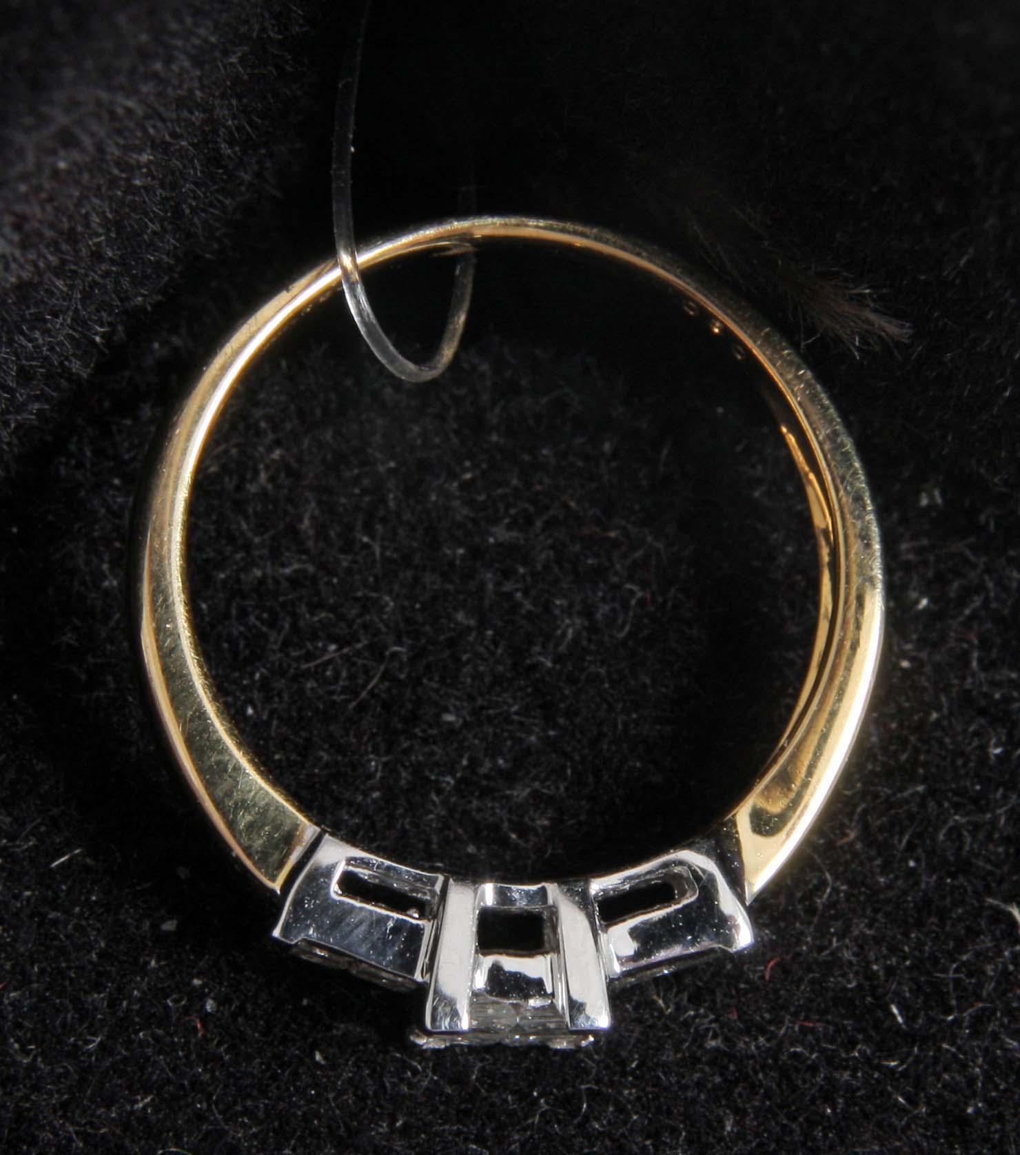 RING, guld 18 K m diamanter 0,5 carat enl gravyr.