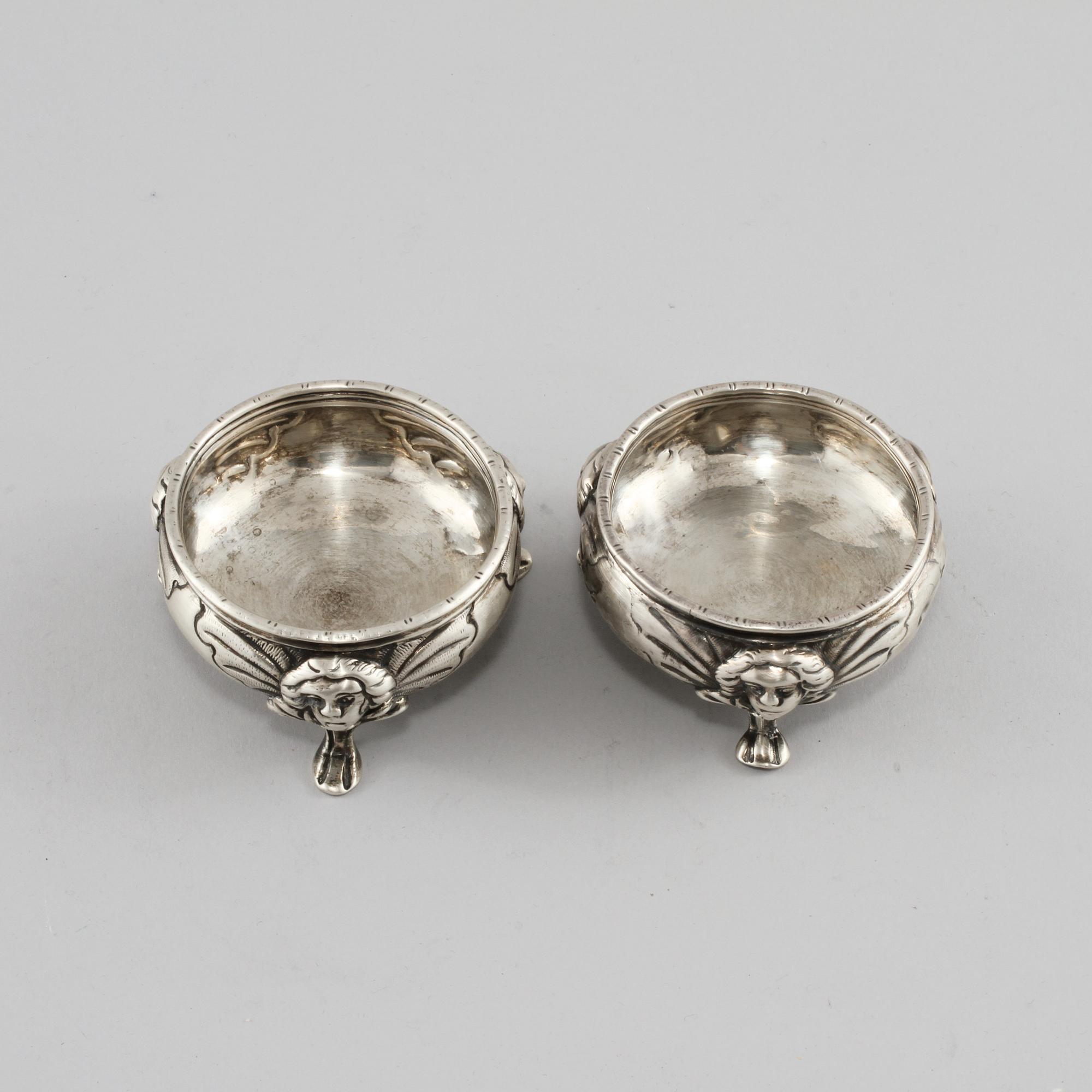 SALTKAR, 2 st snarlika, silver, Dublin, Irland, 1800-talets första hälft. Vikt 215 g.