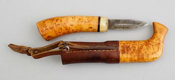 SAMEKNIV, masurbjörk och läder, monogram UW och daterad -85.