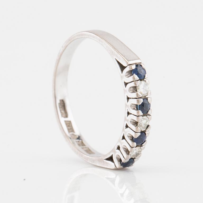 Ring in 18K white gold with round faceted sapphires and diamonds.