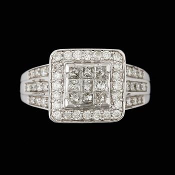RING, 14k vitguld med 9 prinsesslipade diamanter samt flera små briljantslipade diamanter. Vikt ca 6,4 gram.