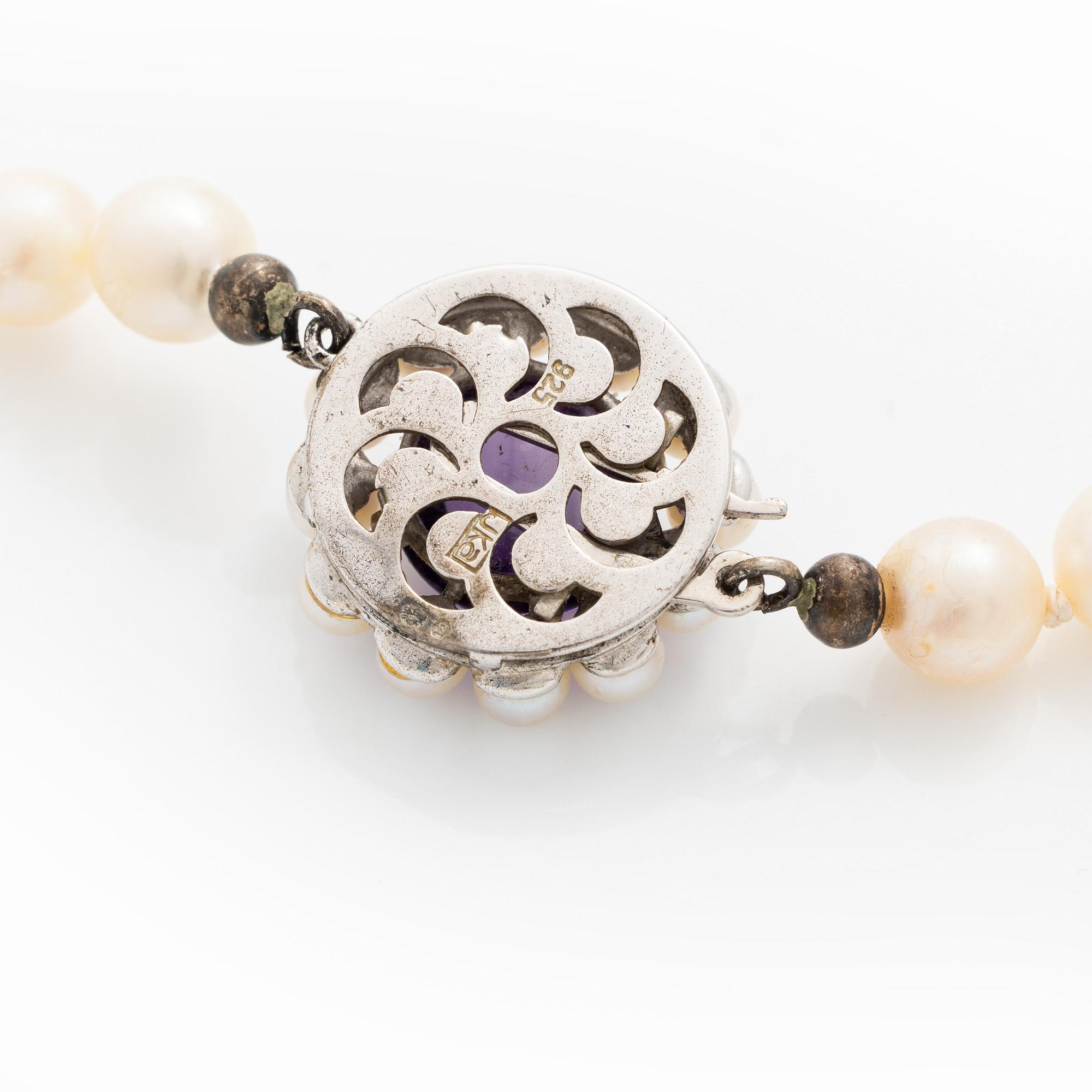 Necklace with graduated cultured pearls, silver clasp with a cabochon-cut amethyst.