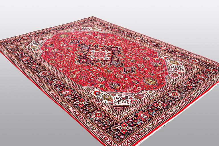 A carpet, Tabriz, ca 290 x 200 cm.