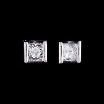 ÖRHÄNGEN, vitguld, princesslipade diamanter 2 x 0,12 ct, I. Vikt 1,2 g.