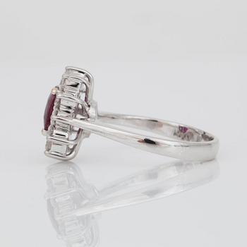 RING med rubin ca 2.00 ct, samt briljantslipade diamanter totalt ca 0.75 ct.
