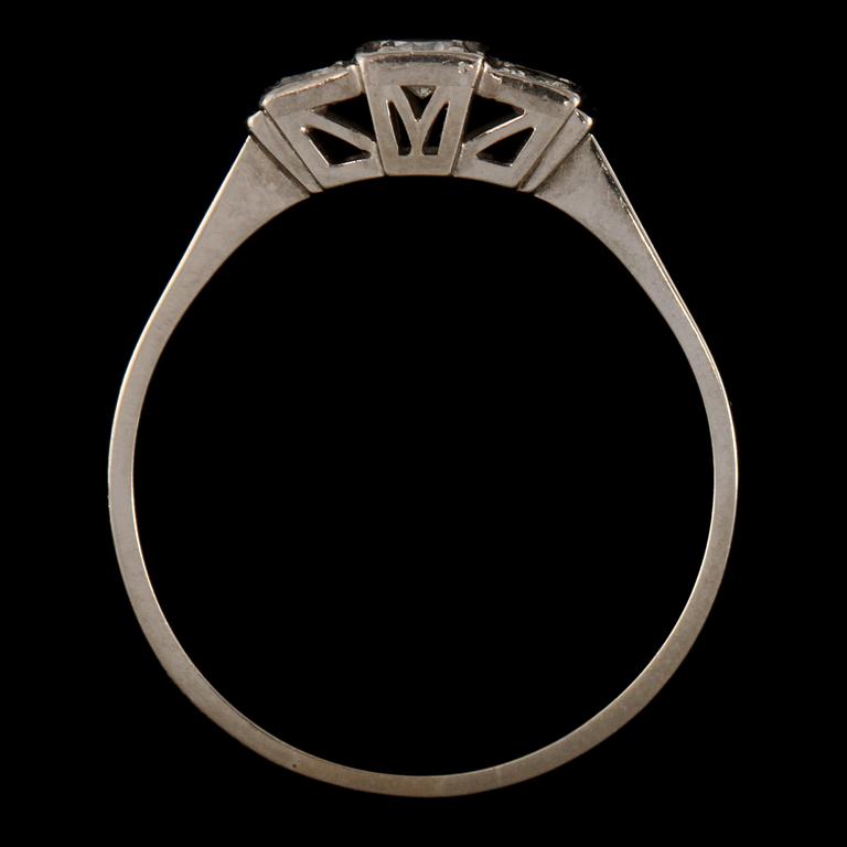 RING, 18k vitguld med 3 briljantslipde diamanter, tot 0.23 ct, Trege Guldsmedsaktiebolag, Göteborg, 1959. Vikt 2 g.