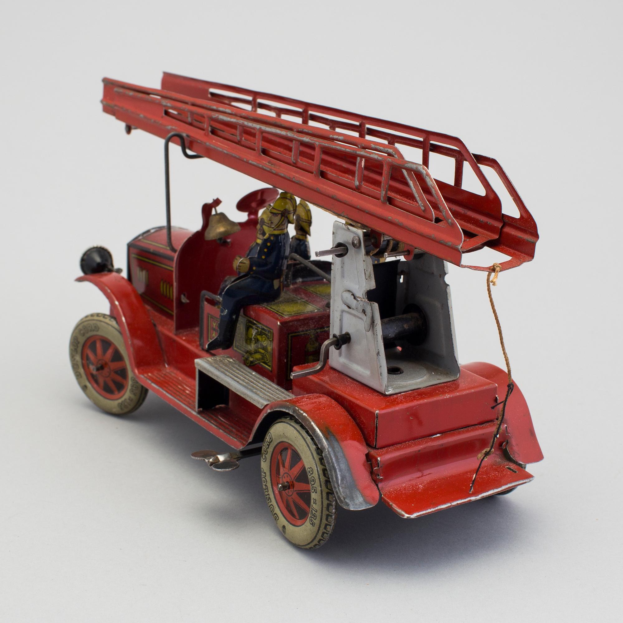 A tinplate Tipp & Co fire truck, Germany, ca 1930.