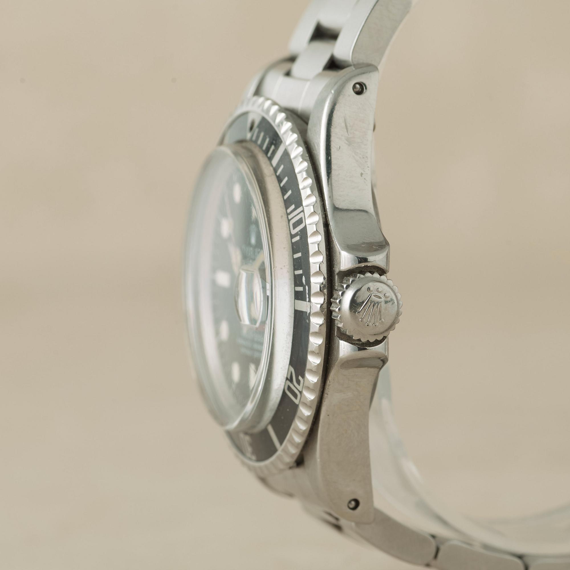 ROLEX, Oyster Perpetual Date, Submariner (660ft=200m, SWISS-T< 25, Mark IV), Chronometer, "Röd text".