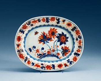 1522. A set of three imari serving dishes, Qing dynasty, early 18th Century.