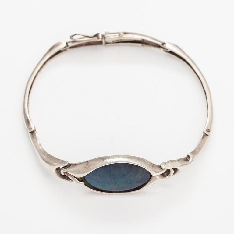 A sterling silver and spectrolite bracelet. Sirokoru, Turku 1979.