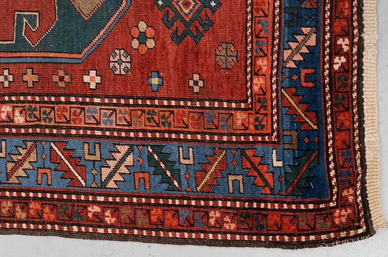 Matta, antik s.k. "Cloud band Kazak", ca 230 x 144 cm.