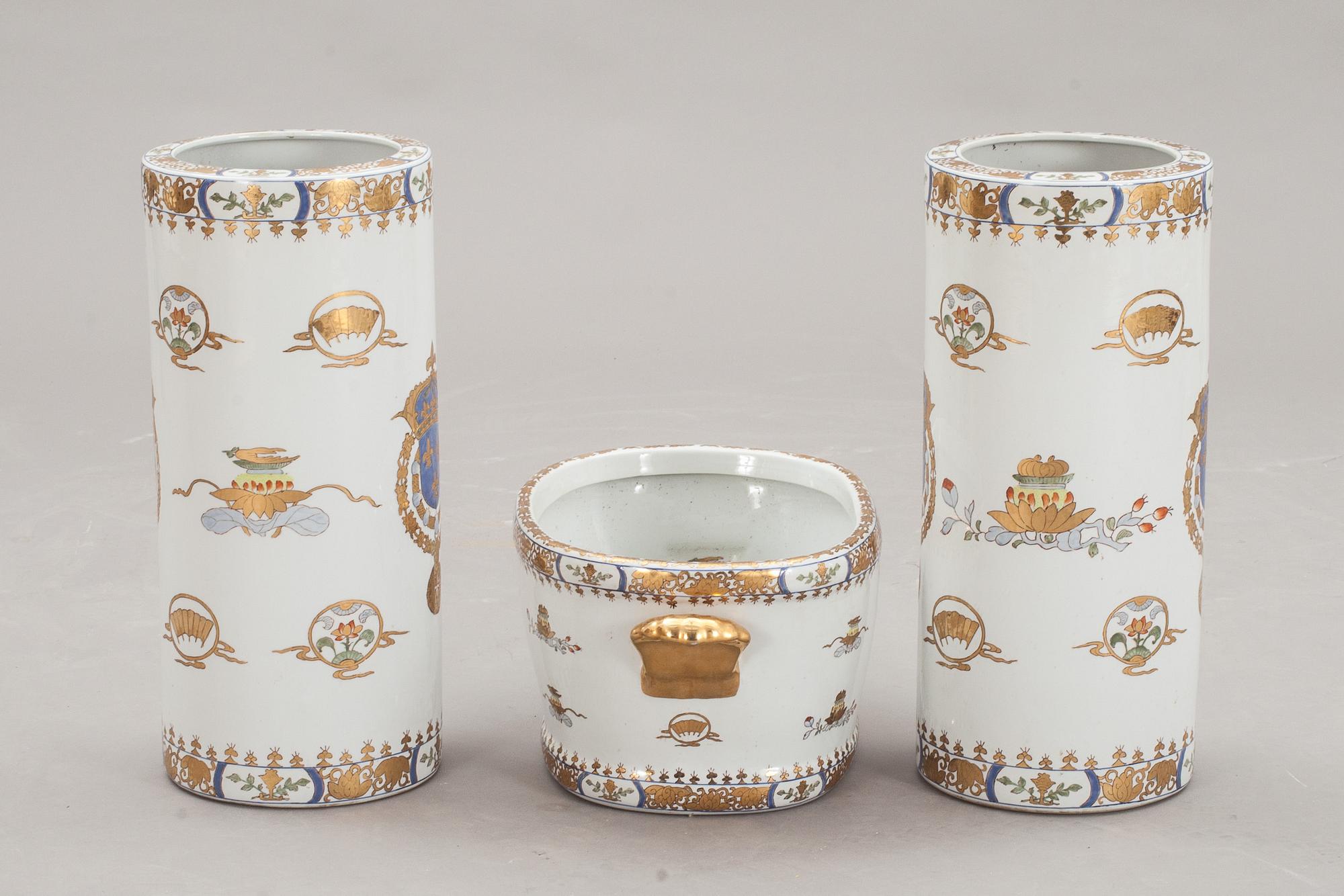 GOLVVASER, ett par samt JARDINIERE, porslin, 1900-talets andra hälft.