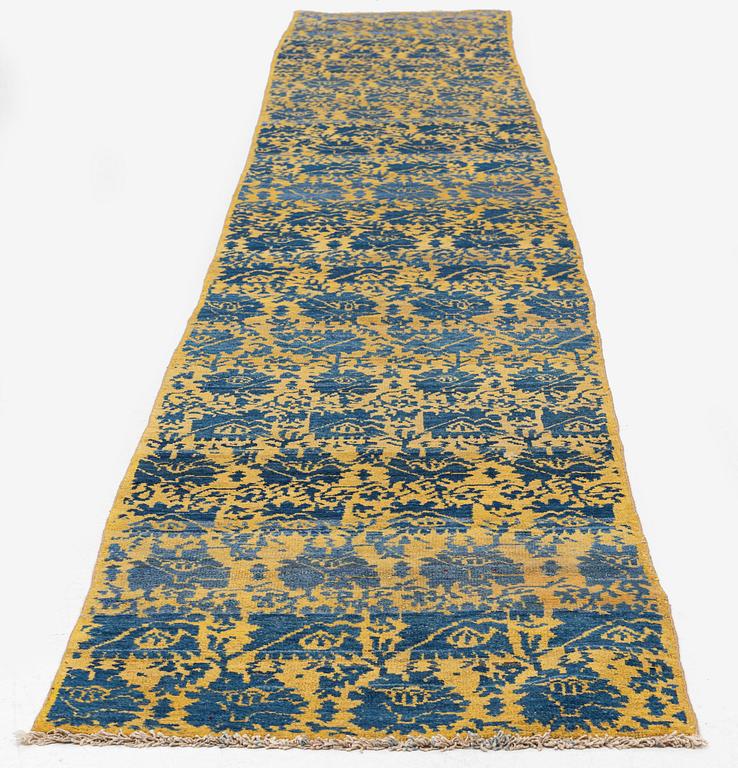 An antique Hamadan runner, Northwest Persia (Iran), c. 407 x 65 cm.