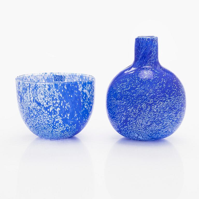Oiva Toikka, Bowl and Bottle, "Kaamos", signed O. Toikka Nuutajärvi.