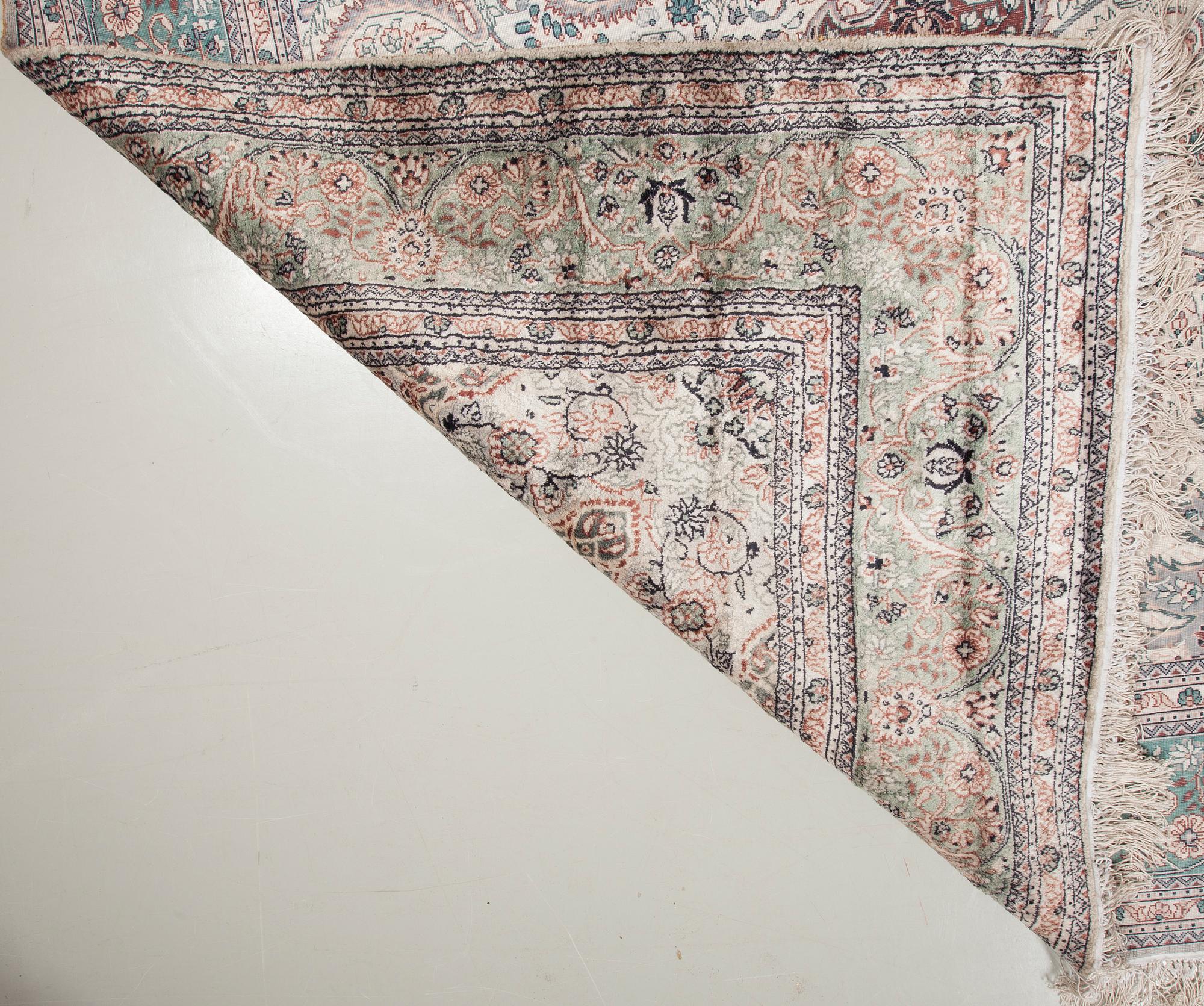 MATTA, silke. Ca 246x157 cm.