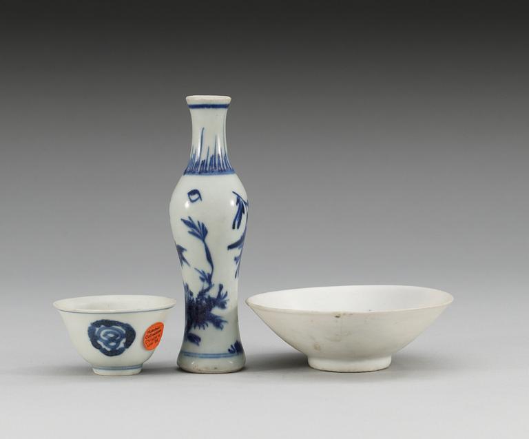 A set of three pieces of blue and white porcelain, 17th Century.