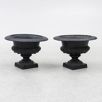 A pair of 20th century garden urns.