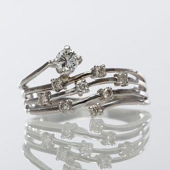 RING, 18K vitguld med briljantslipade diamanter, totalt ca 0.40 ct.