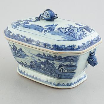 A blue and white porcelain tureen with cover, China, Qianlong (1736-95).