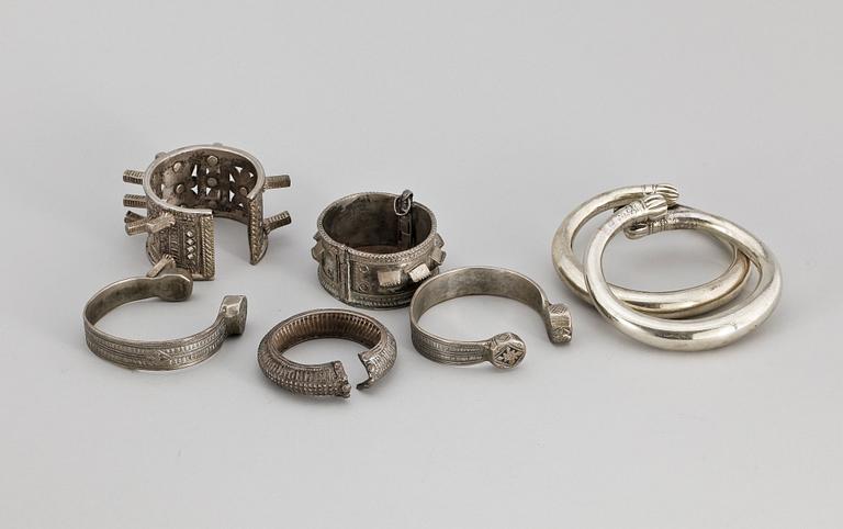 ETNOGRAFISKA SMYCKEN, 7 delar, delvis låghaltigt silver, total vikt ca 1300g.