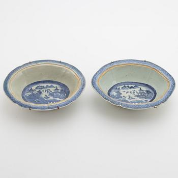 Skålfat, två stycken, porslin, Kina, Jiaqing, (1796-1820).