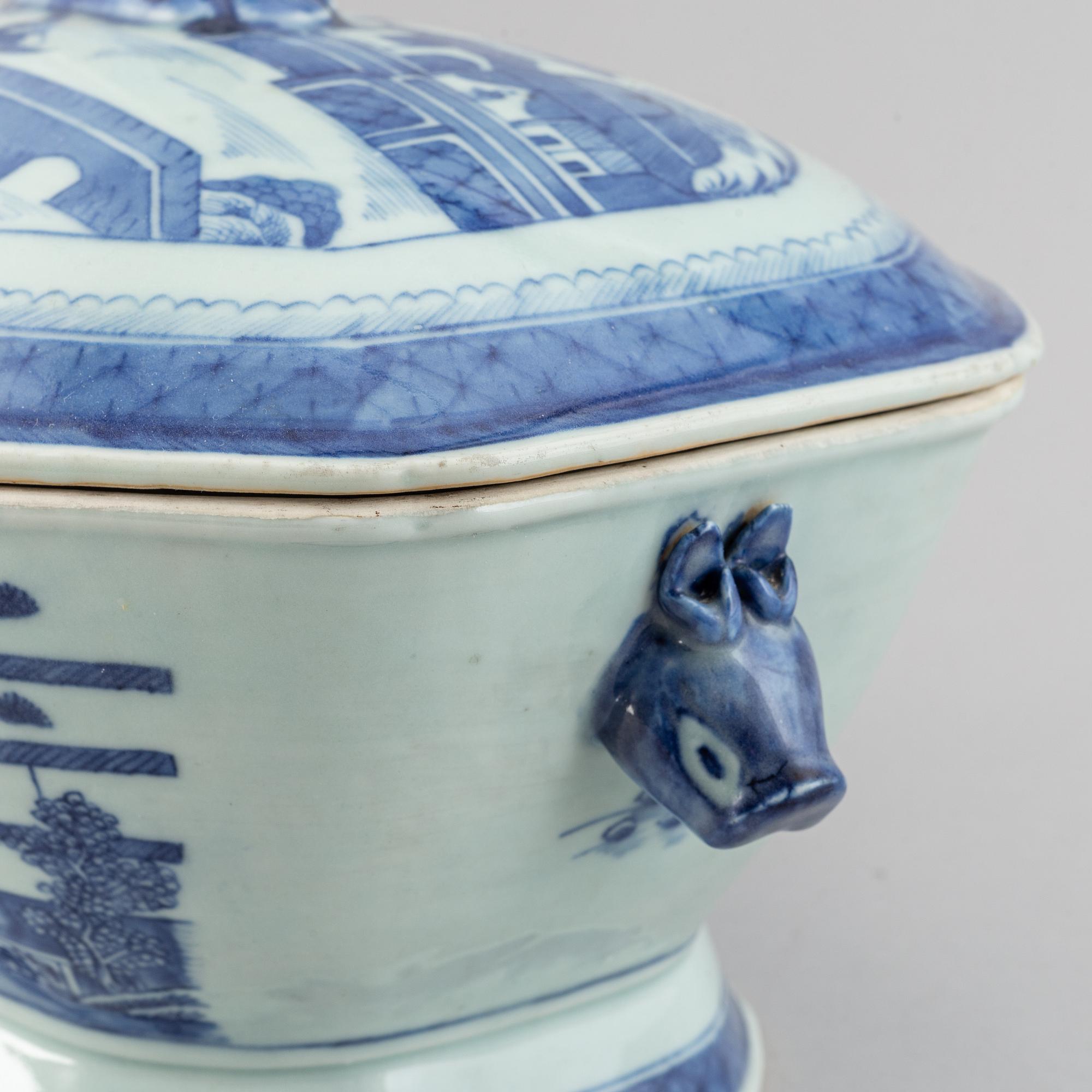 A blue and white tureen with cover, Qing dynasty, Jiaqing.