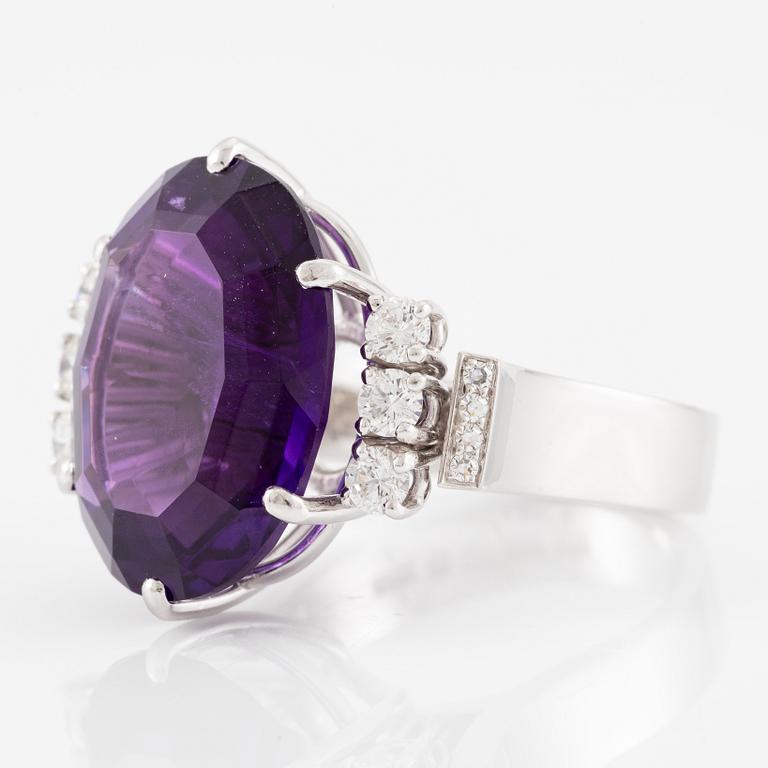Ring 18K vitguld med en fasettslipad ametist samt runda och åttkantslipade diamanter, CF Carlman.