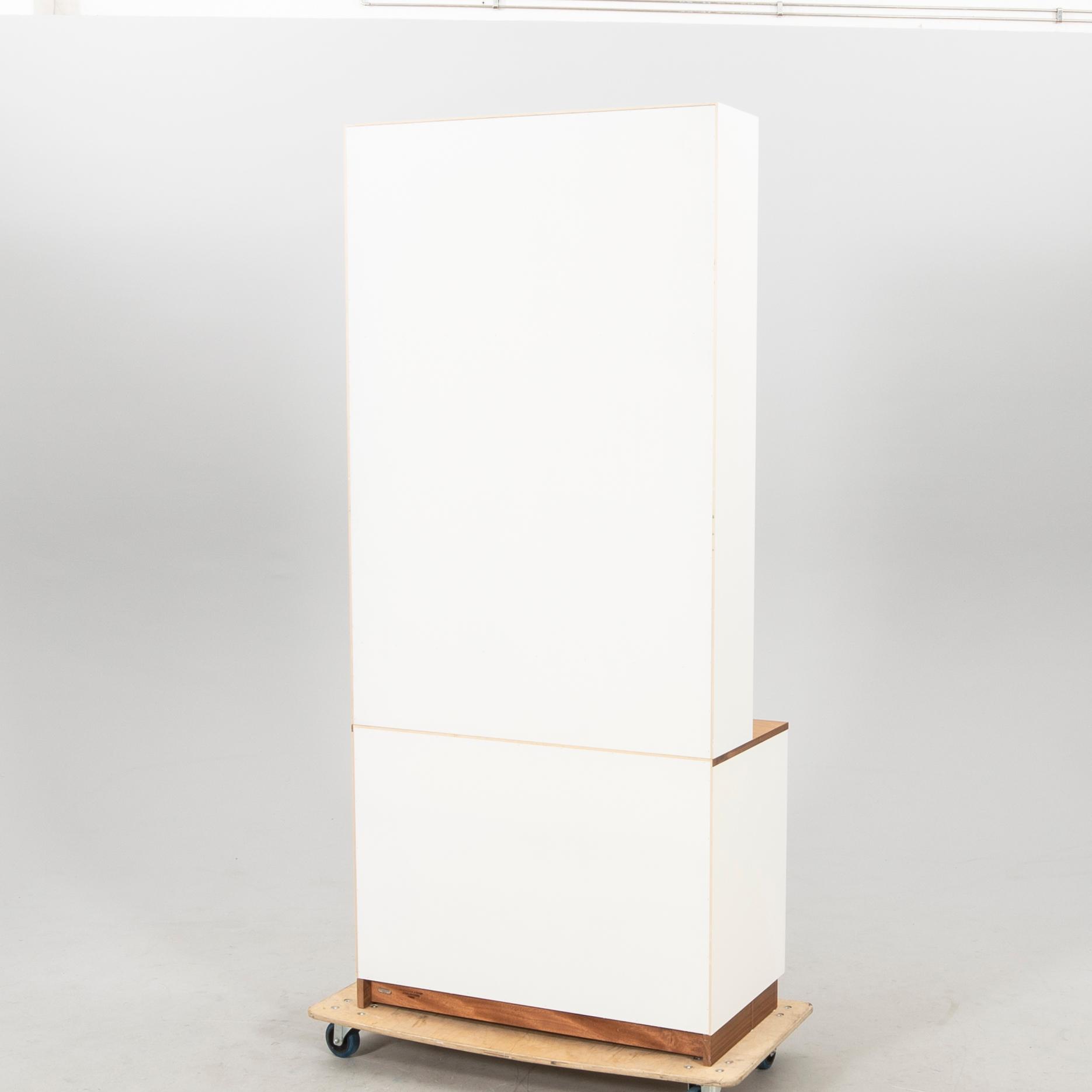 Josef Frank. Bokhylla med vitrin, modell 2255 för Firma Svenskt Tenn.