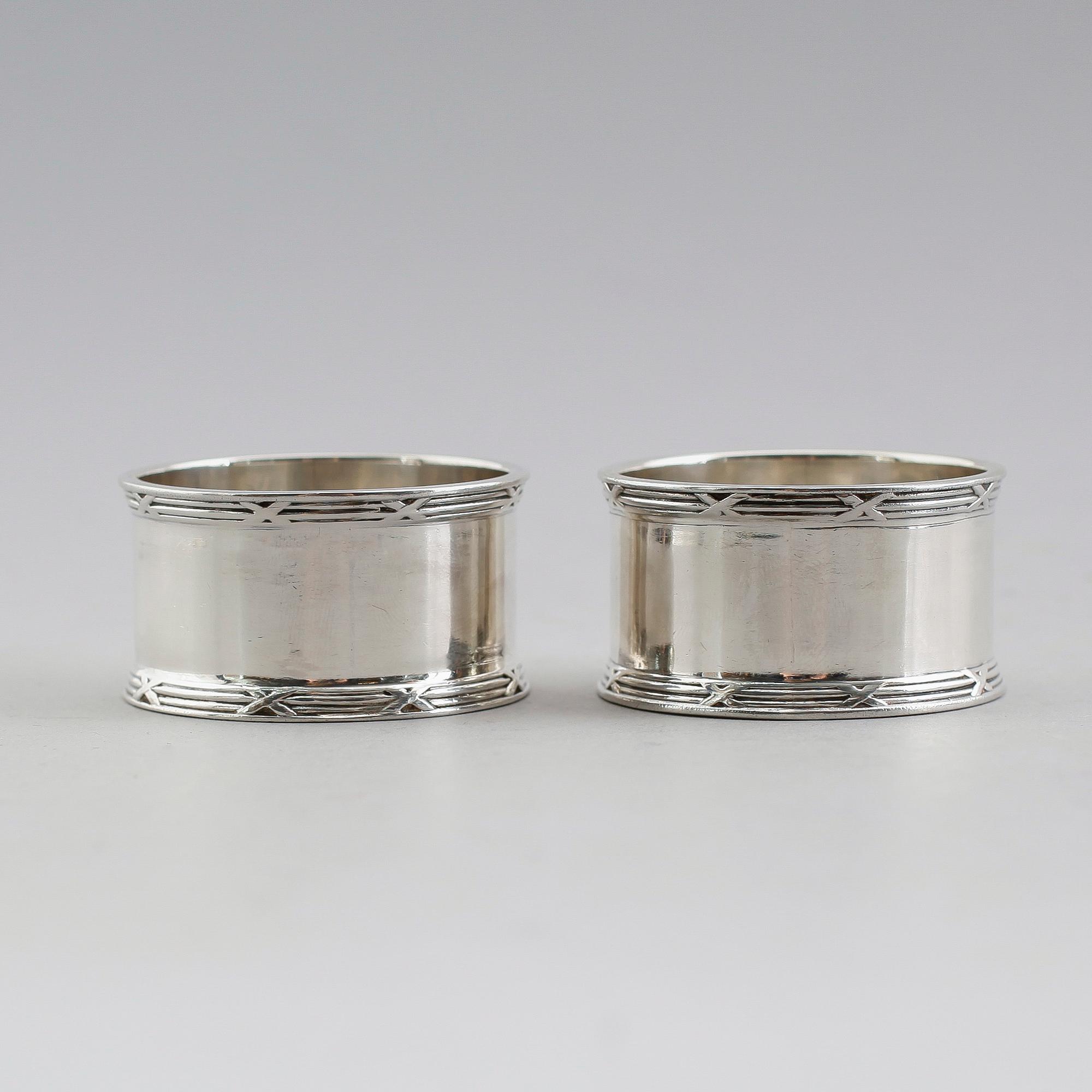 SKÅL SAMT SERVETTRINGAR, 1 par, silver, England 18000-/1900-tal. Vikt ca 219 gram.