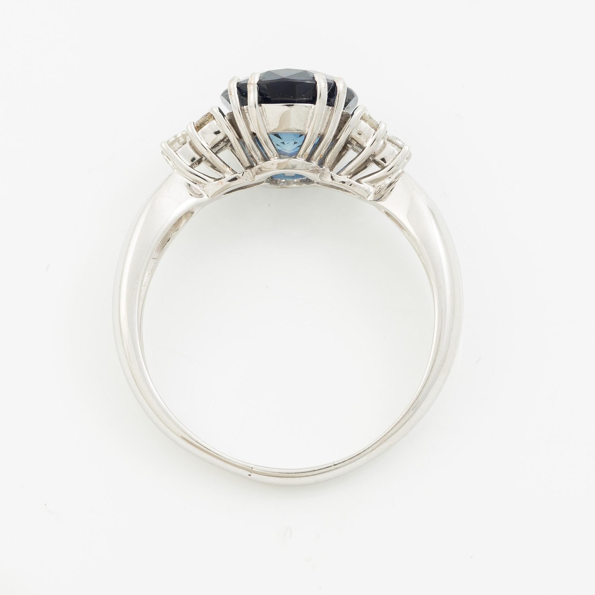 Ring 18K white gold with sapphire and brilliant-cut diamonds.