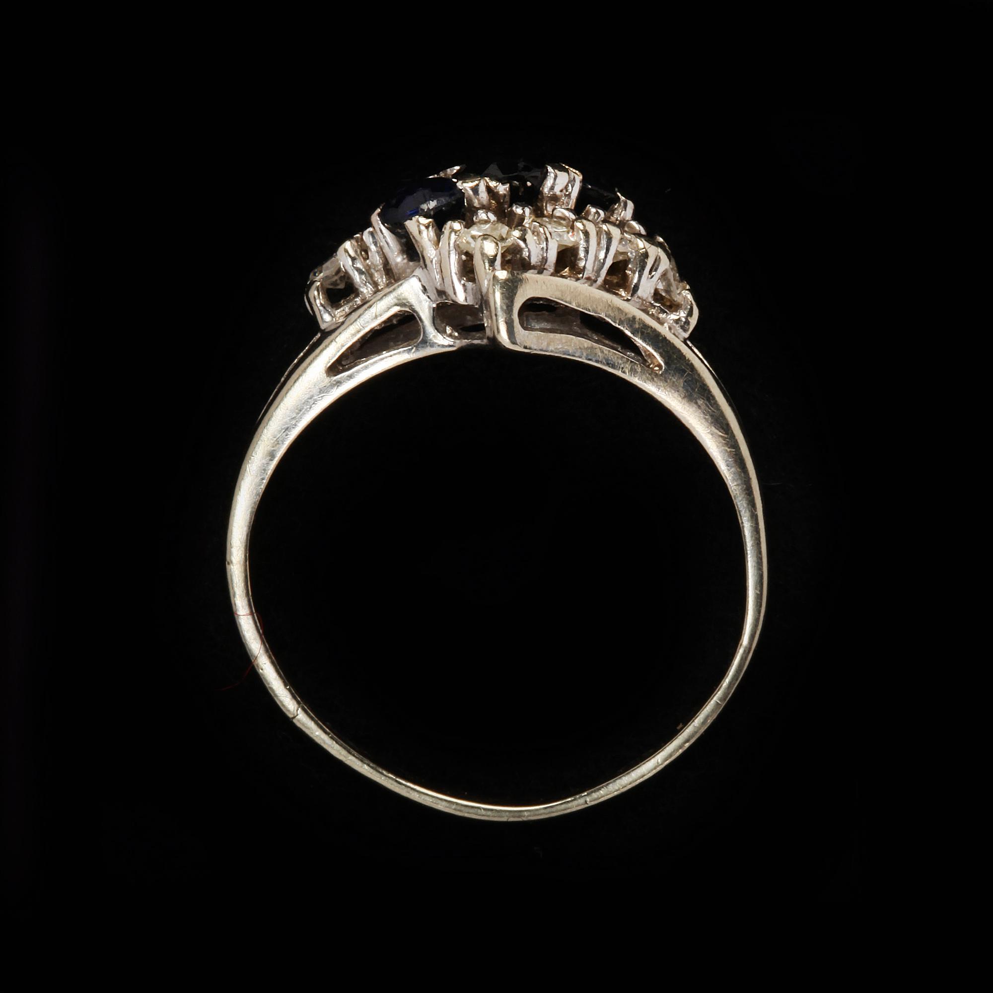RING, 18k vitguld med blå safirer samt åtta briljantslipade diamanter. Vikt 3 gr.