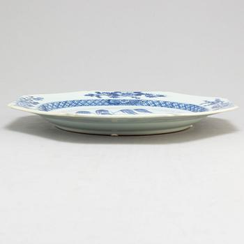 A blue and white serving dish, Qing dynasty, Qianlong (1736-95).