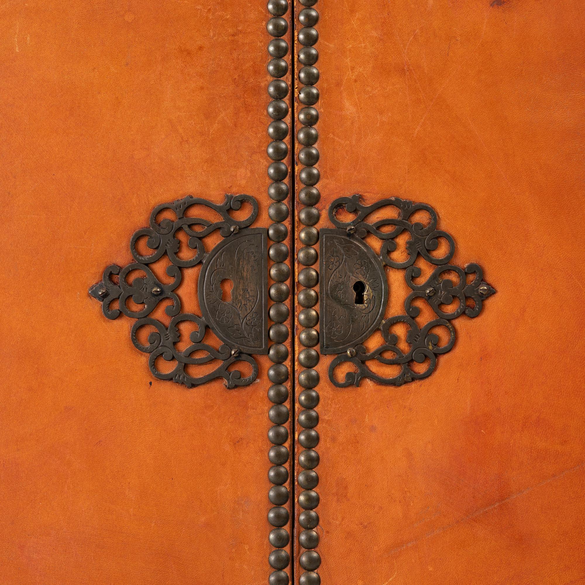 Cabinet, first half of the 20th century.