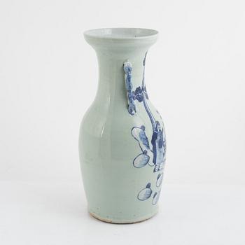 A Chinese vase, late Qing dynasty.