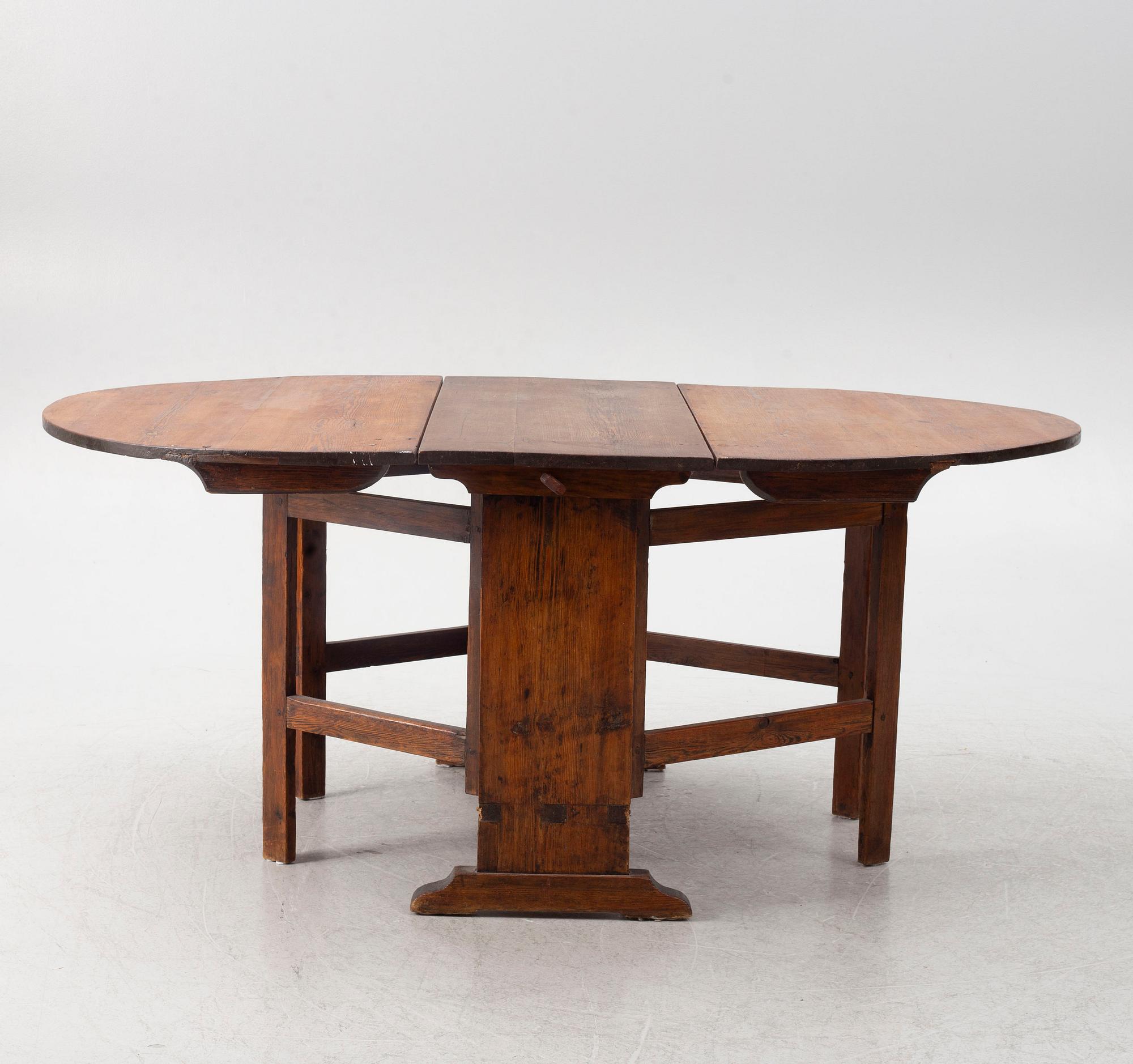 A gate-leg table, 18th/19th Century.