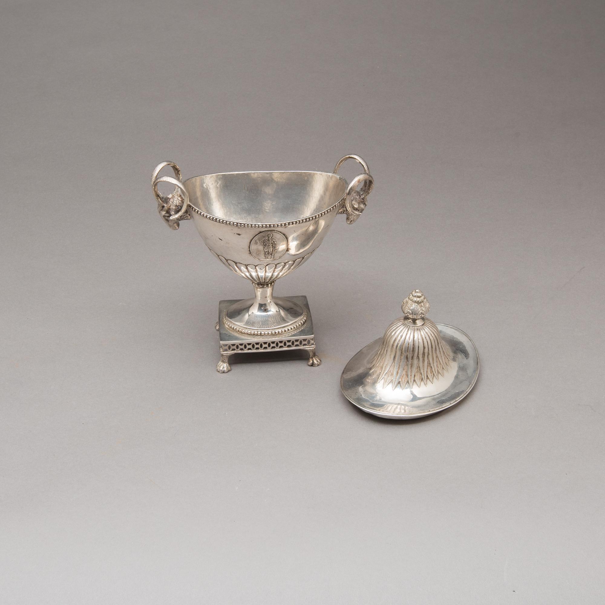 STRÖSOCKERSKÅL, silver, Johan Ekholm, Stockholm, 1795. Vikt ca 557 g.