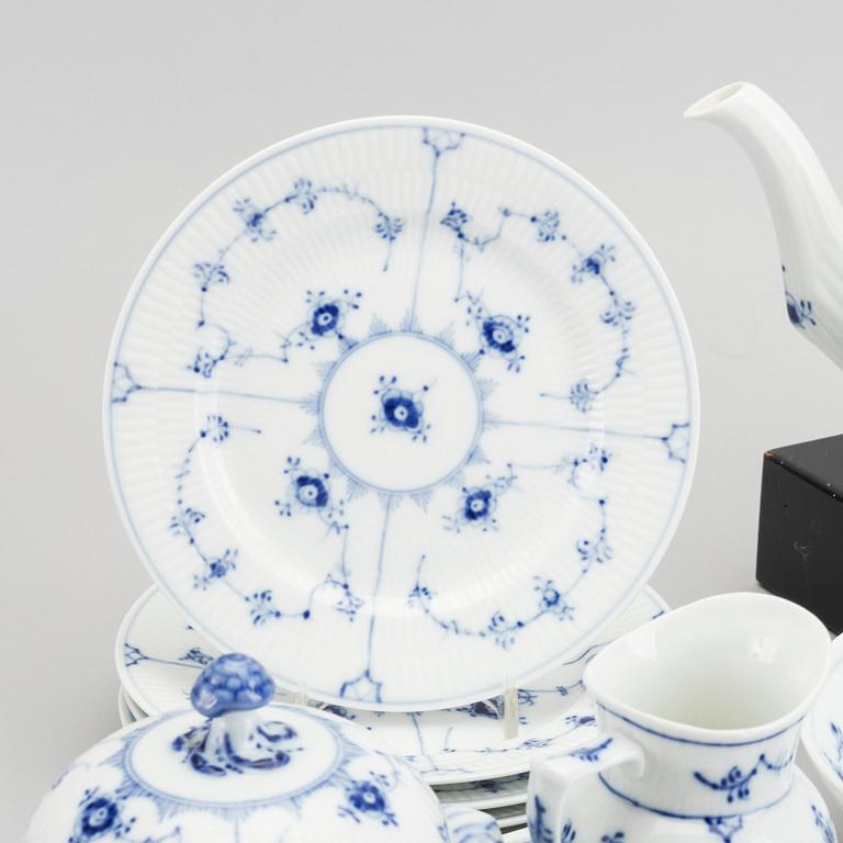 A DANISH PORCELAIN TEA SET, 22 pieces, "Musselmalet", Royal Copenhagen.