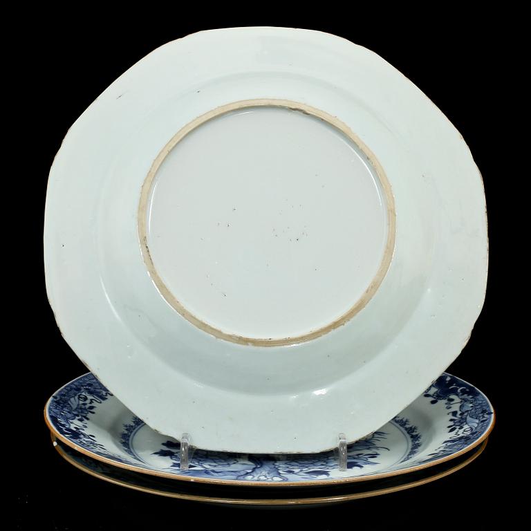 TALLRIKAR, 3 st, samt STEKFAT, porslin, Kina, 1700-tal.