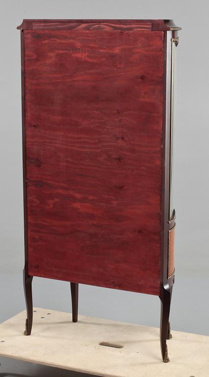 VITRINSKÅP, omkring 1900-talets mitt.